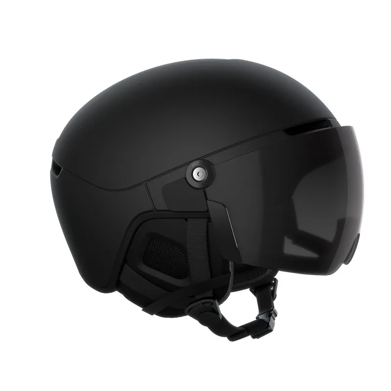 Schwarzer POC Obex Visor Helm mit integriertem Visor, seitliche Ansicht. Skihelm mit Brillen-Ersatz für klare Sicht.