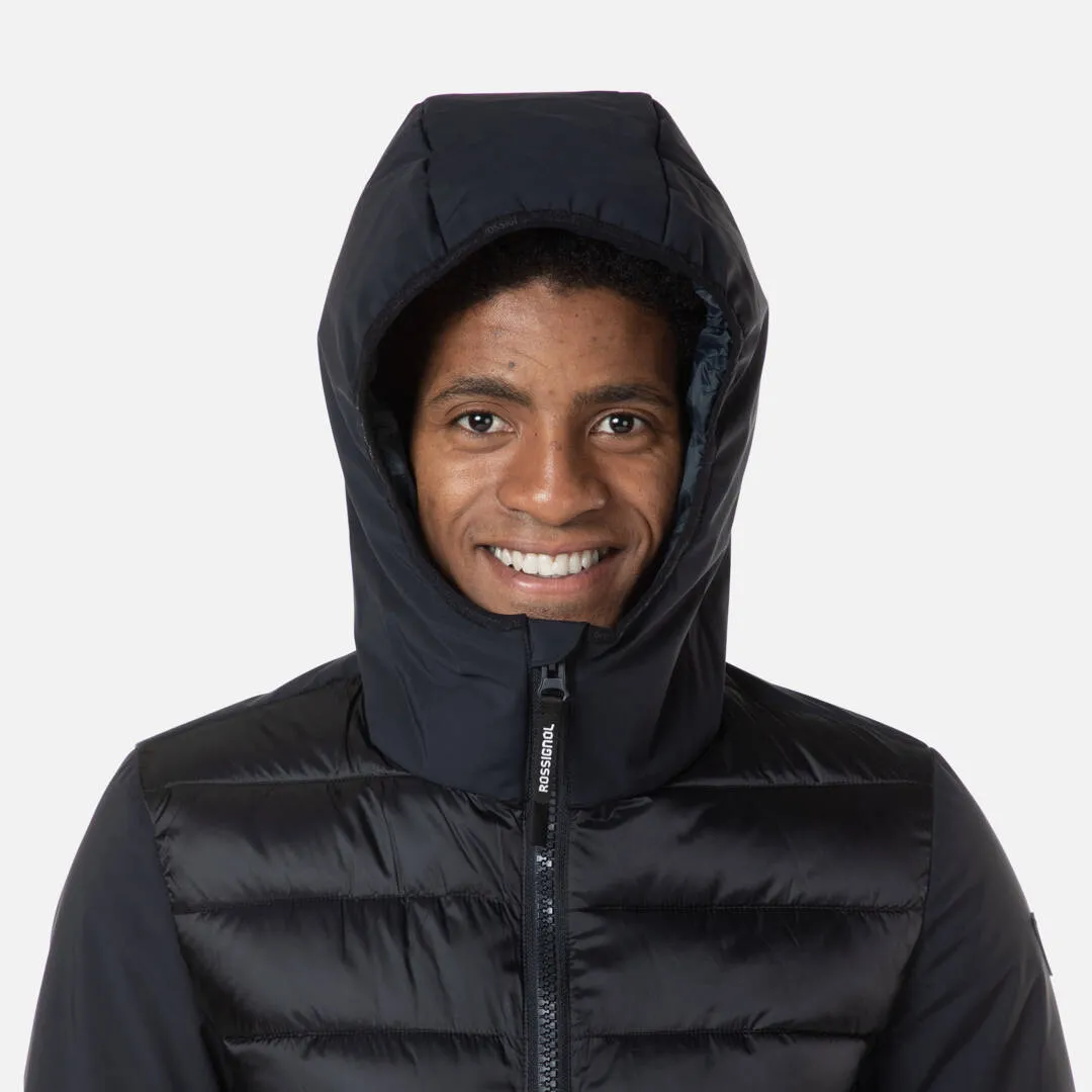 Ritratto di un uomo sorridente che indossa una felpa nera trapuntata Rossignol Stretch Quilt Hoodie JKT.