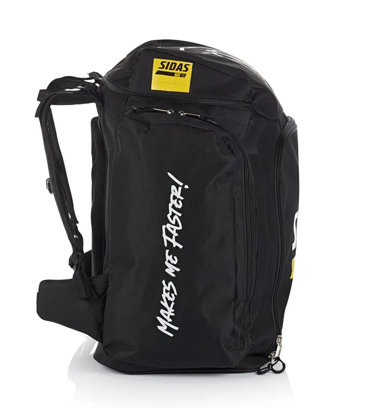 Schwarze Sidas Race Boot Bag, Seitenansicht. Aufdruck "MAKES ME FASTER!". Gelbes Sidas-Logo oben. Rucksackgurte sichtbar.