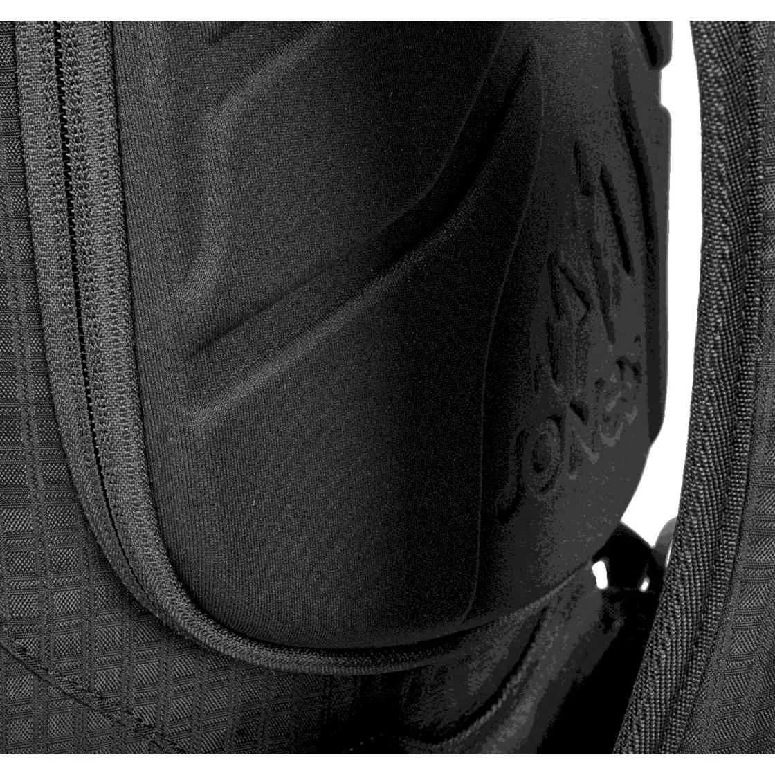 Primo piano dello zaino Jones DSCNT 32L, che mostra una superficie imbottita e nera con cerniera.