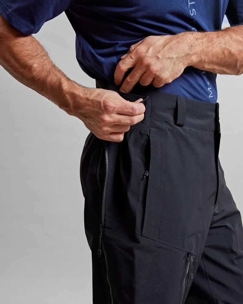 Vue détaillée du pantalon noir Y-1 HD GORE-TEX Pro 3L Shell. Le pantalon a une poche et une fermeture éclair.