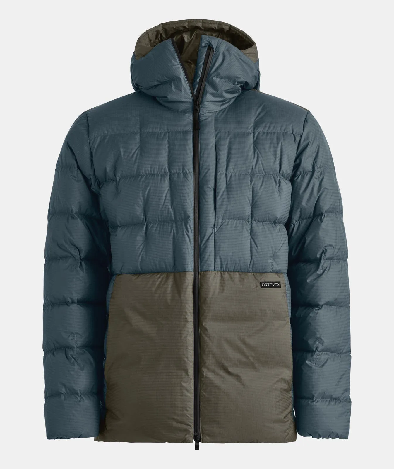 Blaue Daunenjacke mit Kapuze und durchgehendem Reißverschluss. Unterer Teil ist braun und mit "Ortovox" Logo.