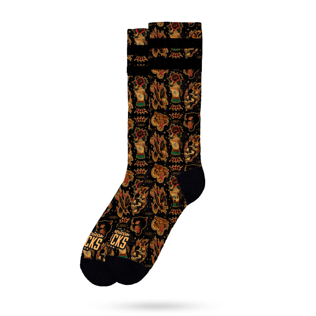 Chaussette noire à tatouage Une seule chaussette noire de la marque "American Socks" avec des motifs de tatouage.