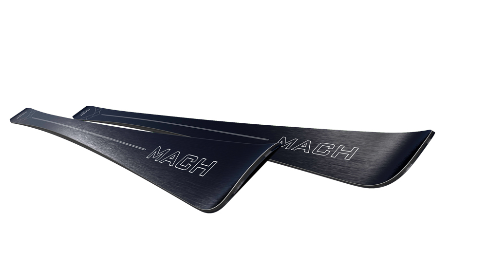 Zwei MACH BLACK Cross Ski, dunkelgrau mit weißer Aufschrift, liegen übereinander.