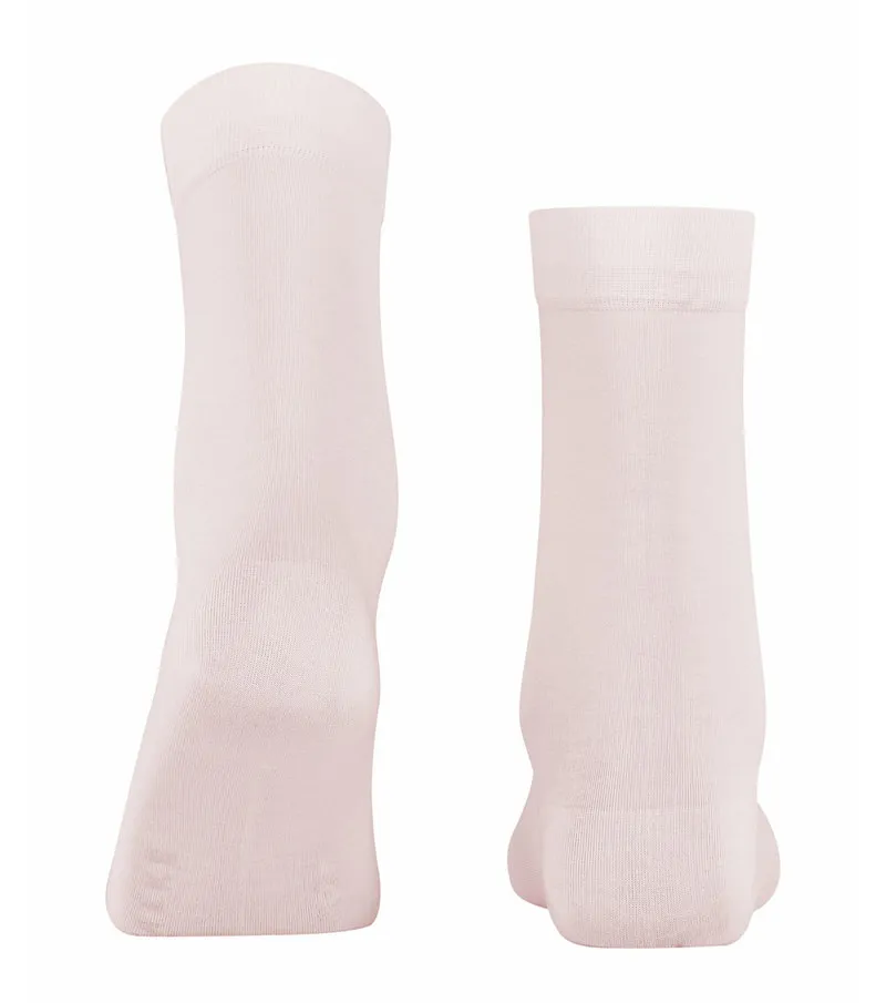 Due calzini da donna rosa chiaro, uno laterale e uno anteriore, su sfondo bianco.