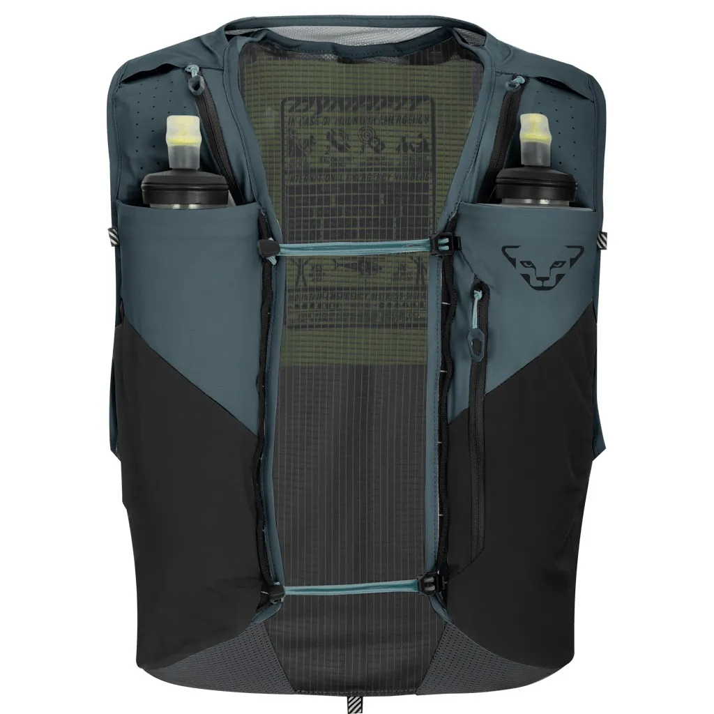 Blaue Laufweste mit zwei Wasserflaschen in vorderen Taschen. Teils aus Netzstoff mit schwarzen Akzenten. Sichtbar sind Reißverschlüsse, Kordelzüge und das Dynafit-Logo. Für Outdoor-Sport konzipiert.