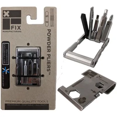 Karakoram Multi Tool: Kompaktes Werkzeugset, mit Bits in Halterung und Clip, verpackt in Pappschuber.