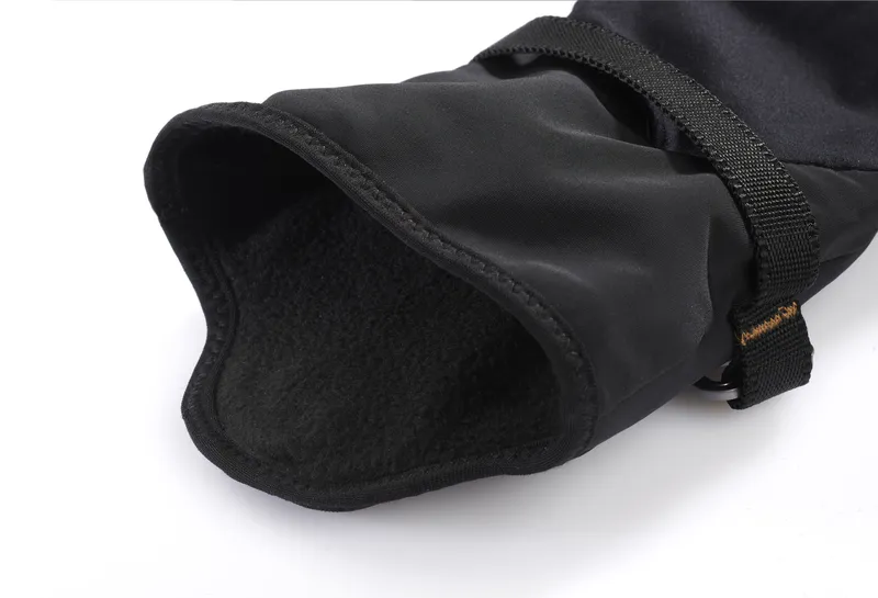 Vista dettagliata di un guanto interno Therm-ic Ultra Heat Liner nero, con polsino in pile e cinturino regolabile.