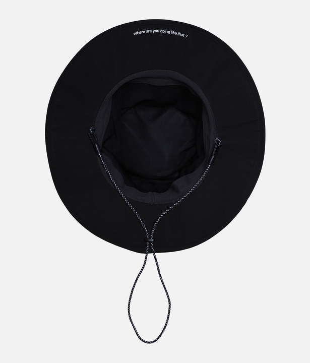 Schwarzer Boonus Hat von Black Crows, Innenseite mit Kordel und Schriftzug "where are you going like that?".