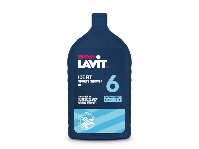 Une bouteille bleue et informe de gel douche sport avec un texte blanc et rouge sur un fond blanc.