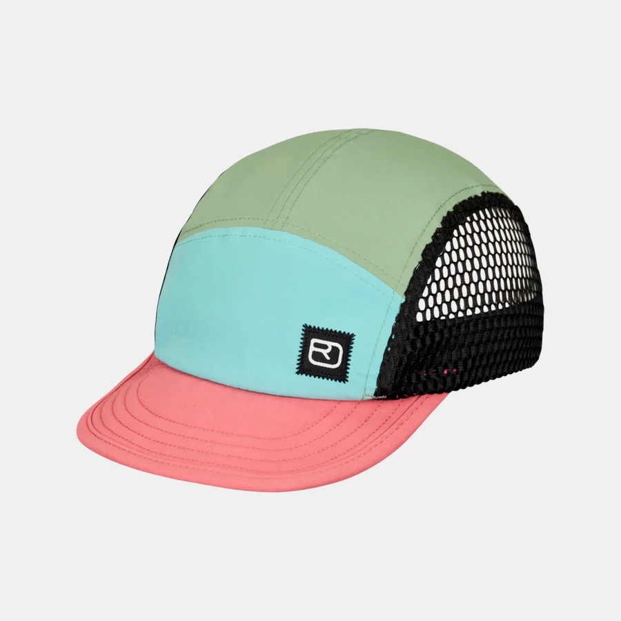 Casquette tricolore Casquette tricolore : vert en haut, turquoise au milieu avec logo, visière rose. Dos en maille noire.