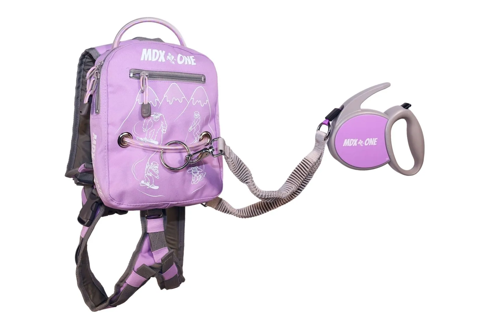 Ausilio per imparare lo snowboard lavanda per bambini, simile a un piccolo zainetto con imbracatura grigia. Da qui si estende un cordino grigio estraibile con impugnatura viola. Schizzi bianchi di snowboarder e montagne, logo "MDX ONE".