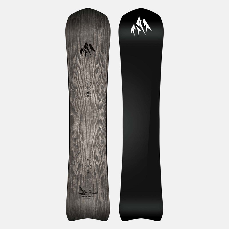 Snowboard Jones Freecarver 6000s: Eine Seite Holzmaserung, andere Seite schwarz mit weißem Berglogo.