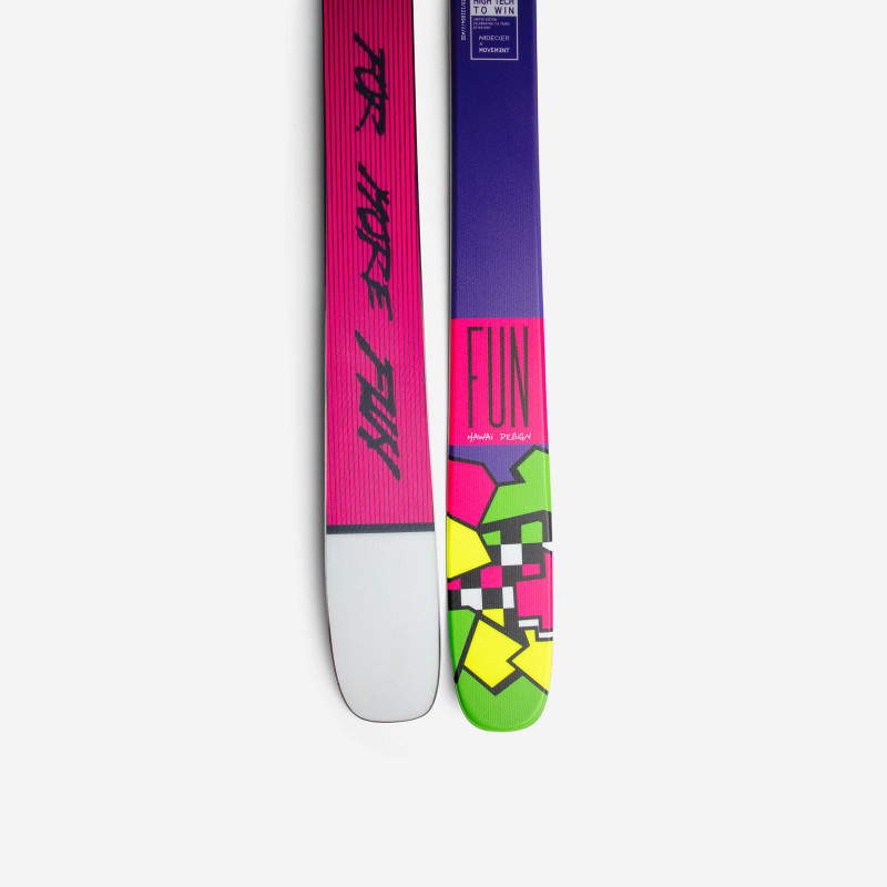 Bunte Nidecker Ski Nidecker The Ski: Zwei Ski mit auffälligem, pinkem und farbenfrohem Grafikdesign. "For More Fun" und "Fun" ist auf den Ski zu lesen.