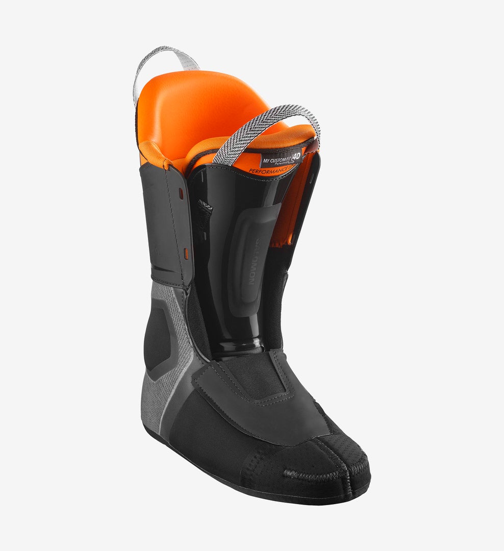 Innenansicht des Salomon S/PRO Supra 110 Skischuhs mit orangefarbenem Innenschuh und Zuglasche.
