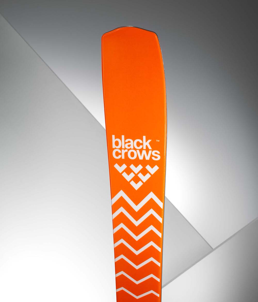 Nahaufnahme eines Black Crows Mirus Cor Ski mit orangem Design und Zickzackmuster.