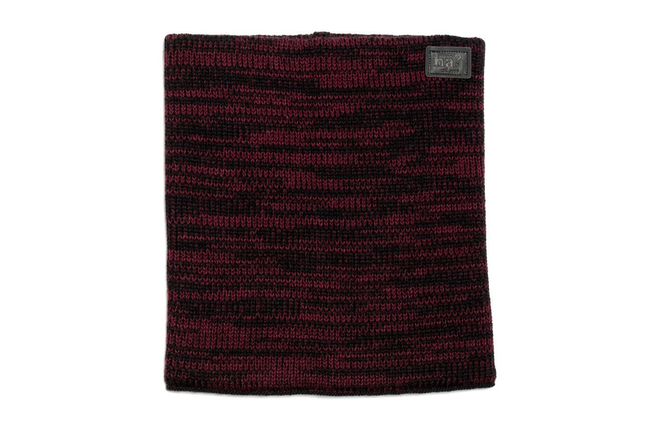 Bordeaux-farbener Neckwarmer Bordeaux-farbener, gestrickter Neckwarmer im Melange-Stil, mit Lederpatch oben rechts.