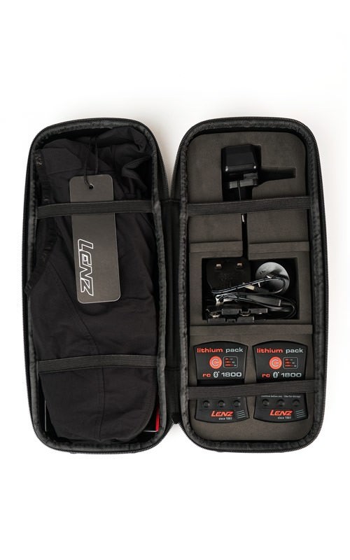 Schwarze Tasche mit Zubehör Offene schwarze Tasche mit Lenz Heat Vest 1.0, Akkus, Ladekabel und Zubehör.