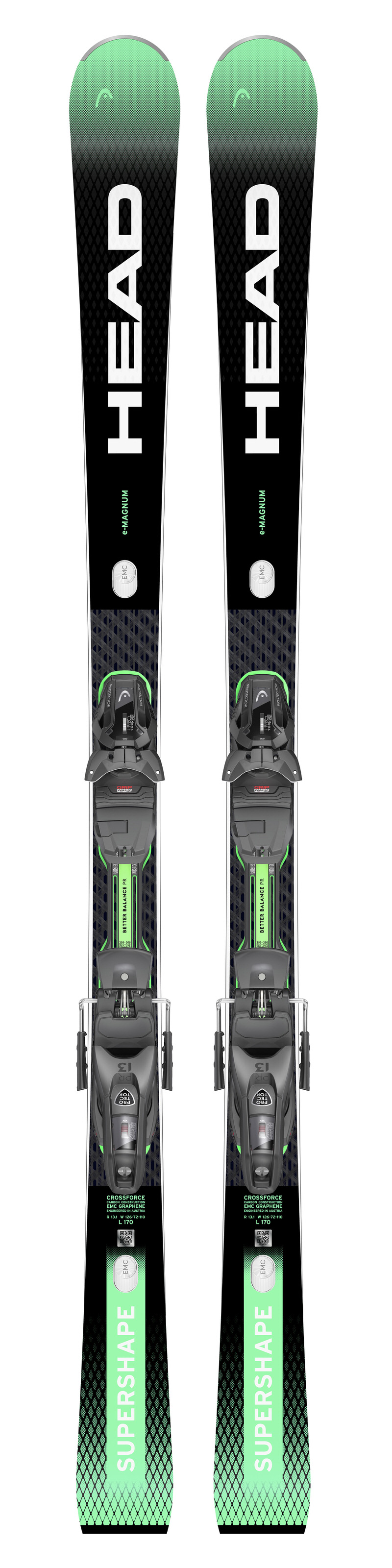 Zwei Ski des Modells Head Supershape e-Magnum mit Bindung, aufrecht nebeneinander platziert vor weissem Hintergrund.