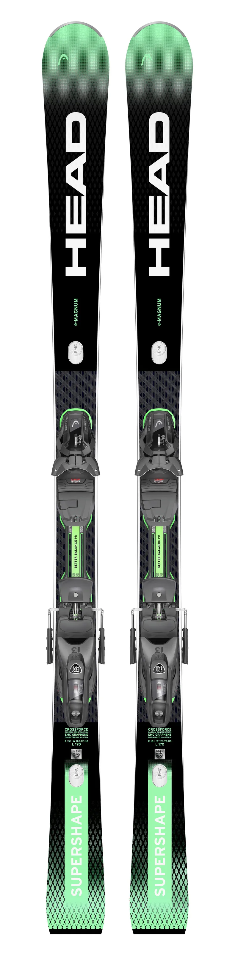 Deux skis du modèle Head Supershape e-Magnum avec fixations, placés verticalement côte à côte sur un fond blanc.