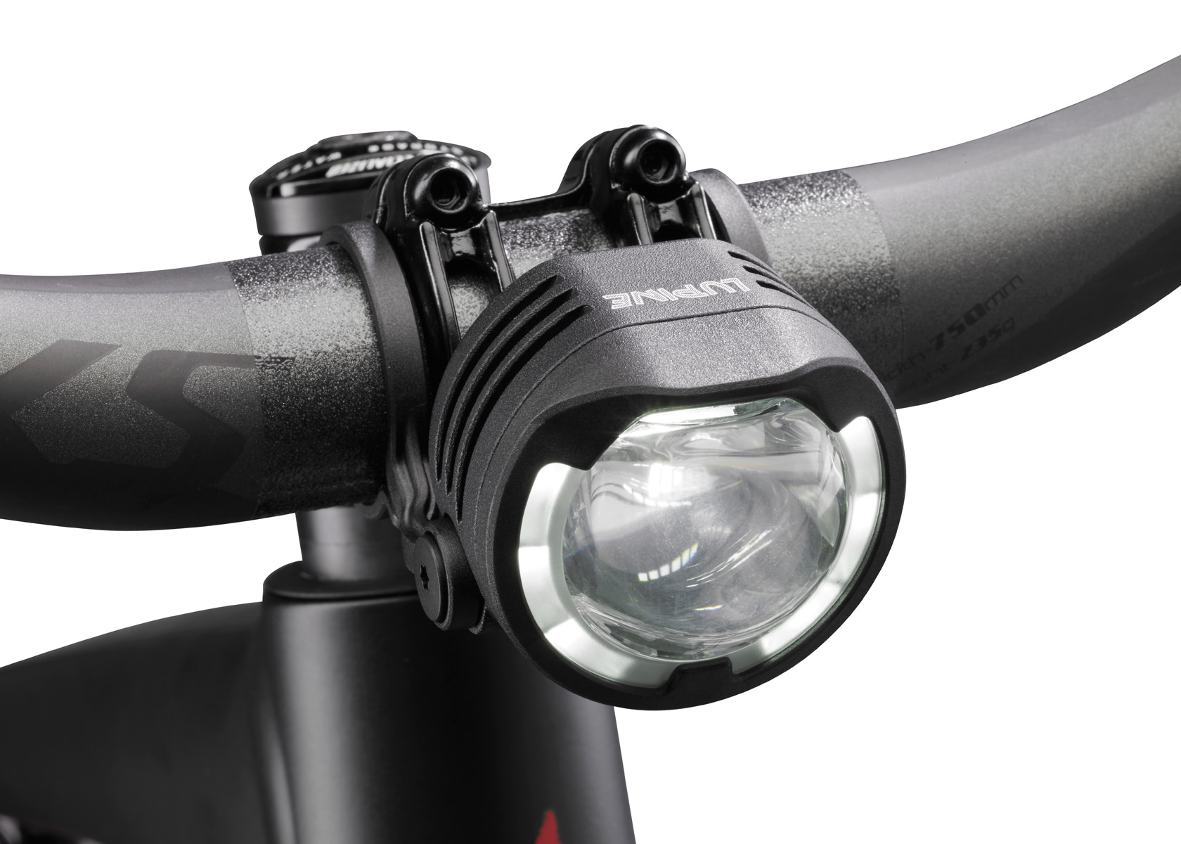 Schwarze Lupine E-Bike Beleuchtung am Fahrradlenker, das Licht ist eingeschaltet.