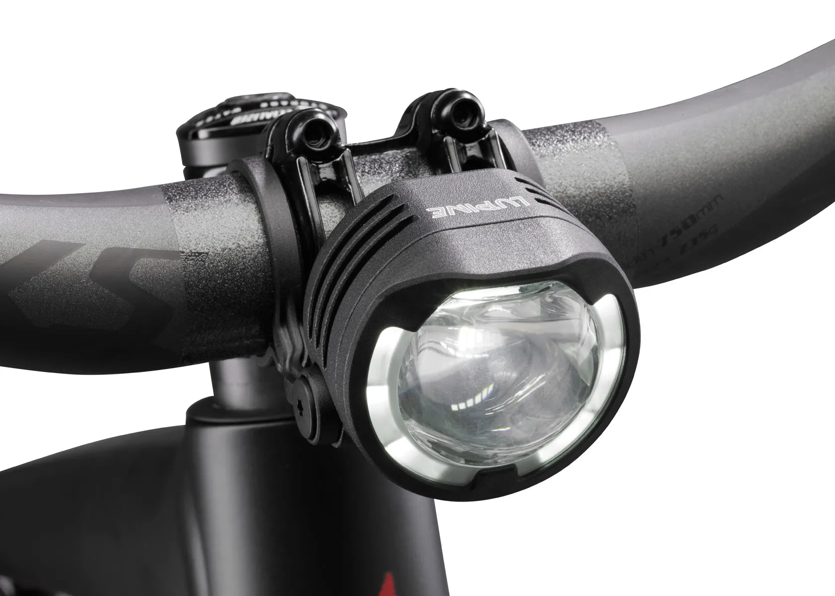 Schwarze Lupine E-Bike Beleuchtung am Fahrradlenker, das Licht ist eingeschaltet.