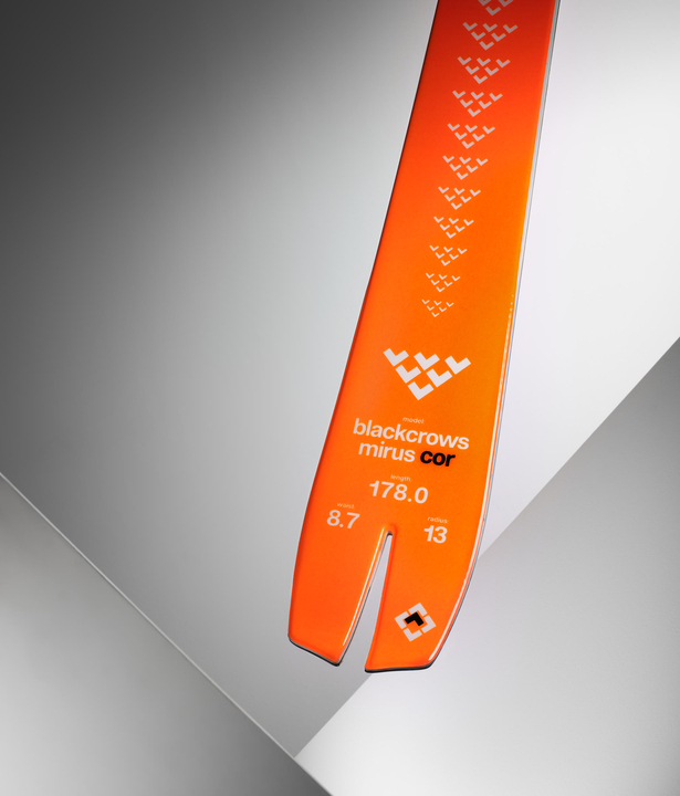 Vue détaillée du talon du ski orange Black Crows Mirus Cor Skis avec queue de poisson, nom du modèle, longueur et détails techniques.