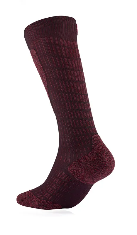 Un calzino lungo di colore rosso bordeaux con un motivo che si erge con una leggera angolazione sul pavimento.