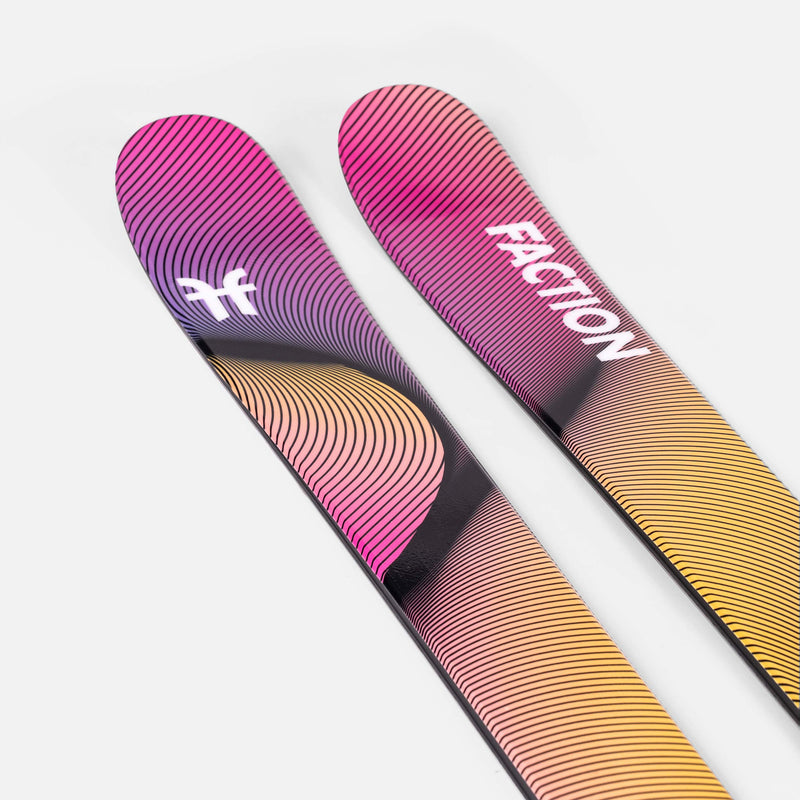 Zwei Ski mit Farbverlauf von Gelb zu Pink und geschwungenen Linien. Ein Ski zeigt das "F"-Logo, der andere den Schriftzug "Faction".