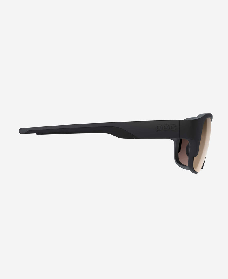 Lunettes de sport noires avec verres bruns Lunettes de sport POC Define noires vues de côté. Les verres ont une teinte brune.