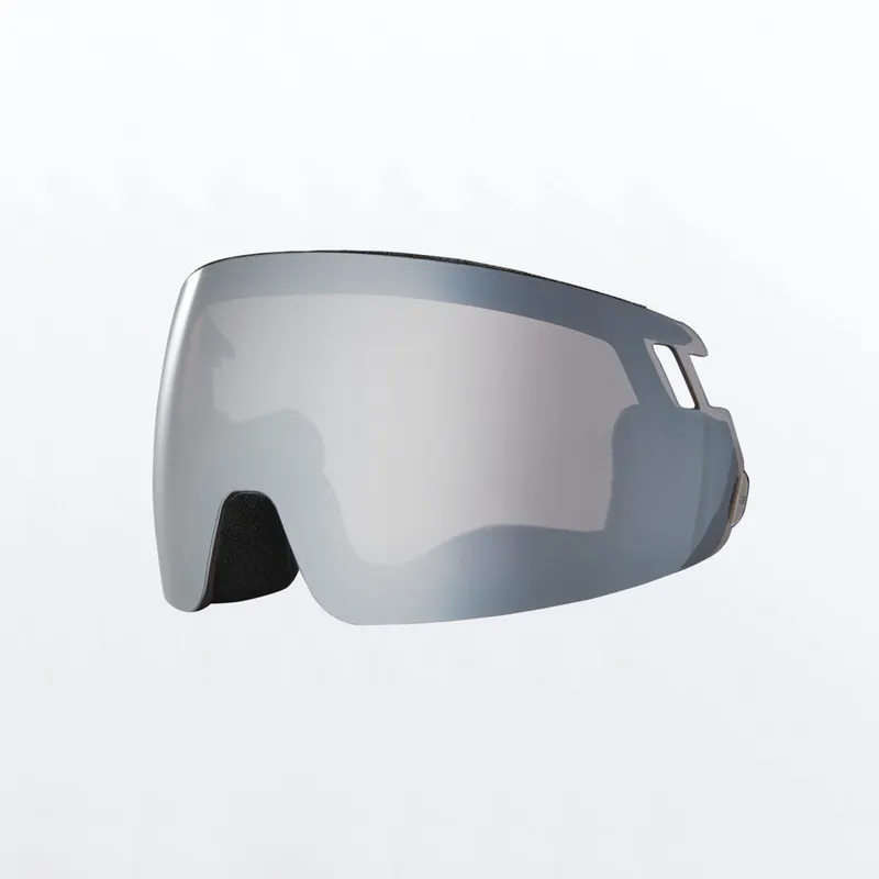 Nahaufnahme einer silberfarbenen Radar/Rachel 5K Chrome Ersatzscheibe für Visierhelm auf hellem Grund.