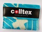 Portefeuille en peau de phoque bleu Portefeuille Colltex bleu en matière de restes de peaux de ski avec un motif d'étoiles et une bande noire avec le logo.