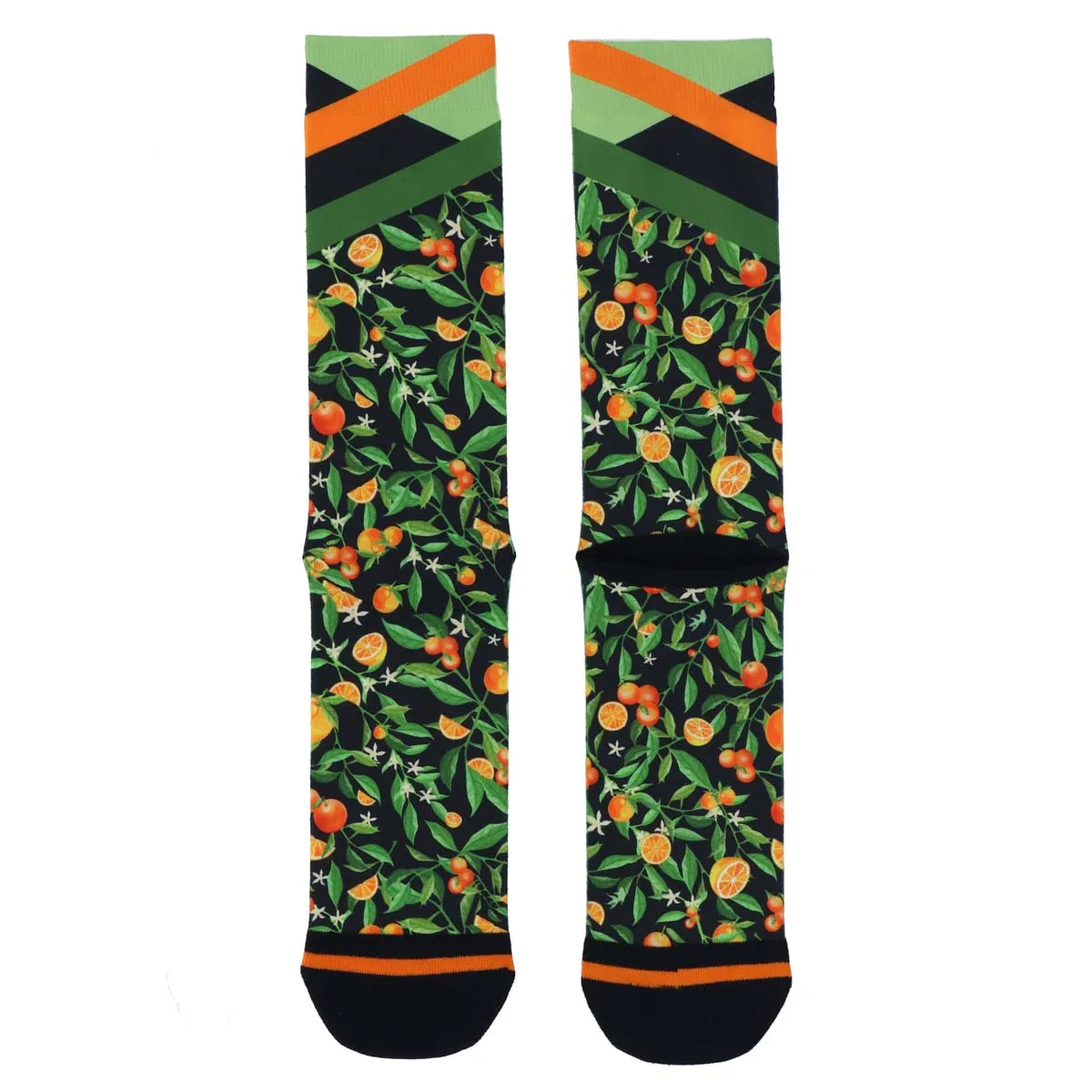 Socks with a citrus motif: detailed view of the summery design with oranges, leaves and flowers on a dark background.