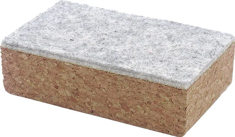 Un bloc de liège rectangulaire avec une couche de feutre gris sur le dessus, pour le fart de ski.