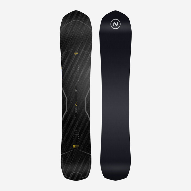 Zwei Nidecker Ultralight Snowboards, eins mit Oberseite, eins mit Unterseite, beide schwarz.