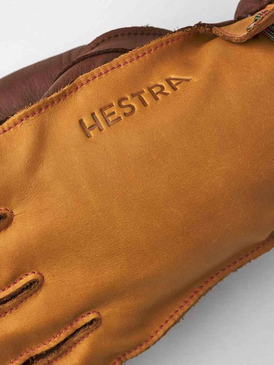 Detailaufnahme eines braunen Hestra Wakayama Lederhandschuhs mit Wollfutter und dem eingeprägtem Schriftzug "HESTRA".
