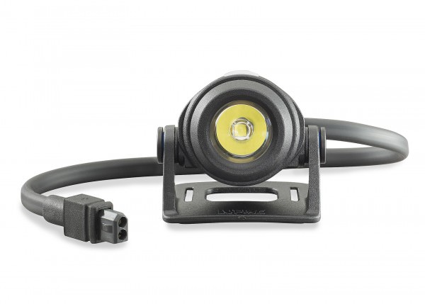 Nahaufnahme der Neo 4 Smartcore Helmlampe mit Kabel und Halterung. Die Lampe hat eine LED und ist schwarz.