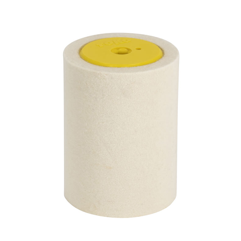 Zylindrische, weiße Toko Rotary Brush Fleece mit gelbem Adapter, isoliert auf Weiß.