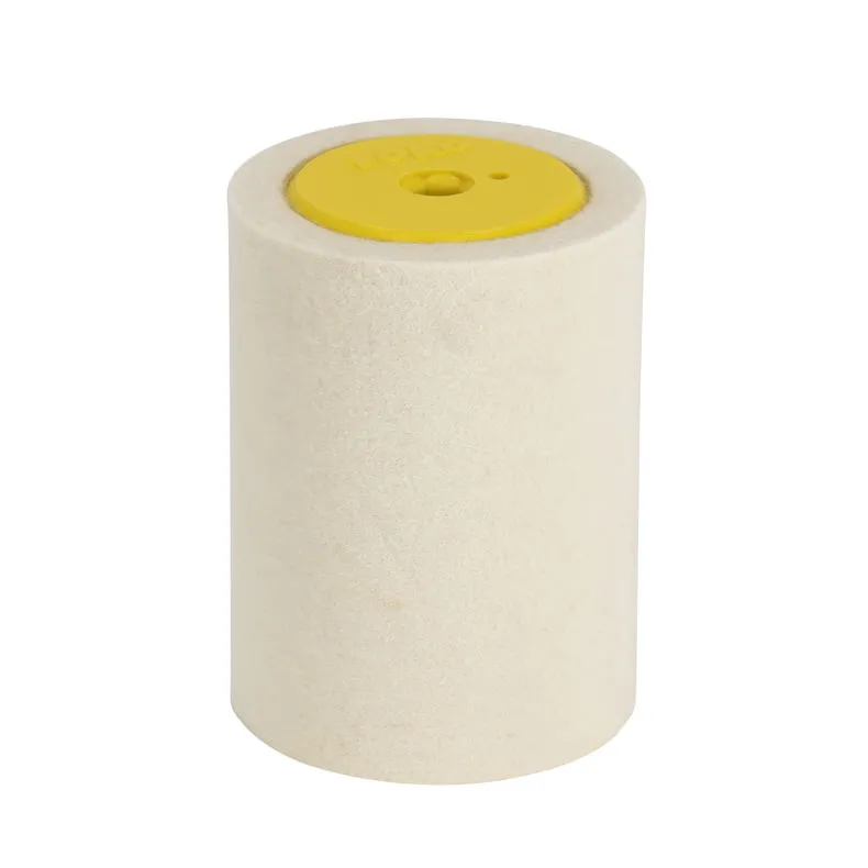 Zylindrische, weiße Toko Rotary Brush Fleece mit gelbem Adapter, isoliert auf Weiß.
