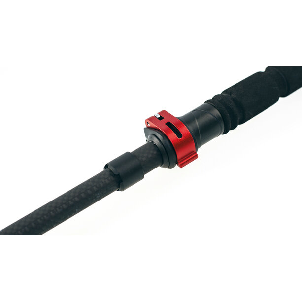Detailansicht: Carbon Trekkingstock mit rotem Aluminiumclip und Schaumstoffgriff.