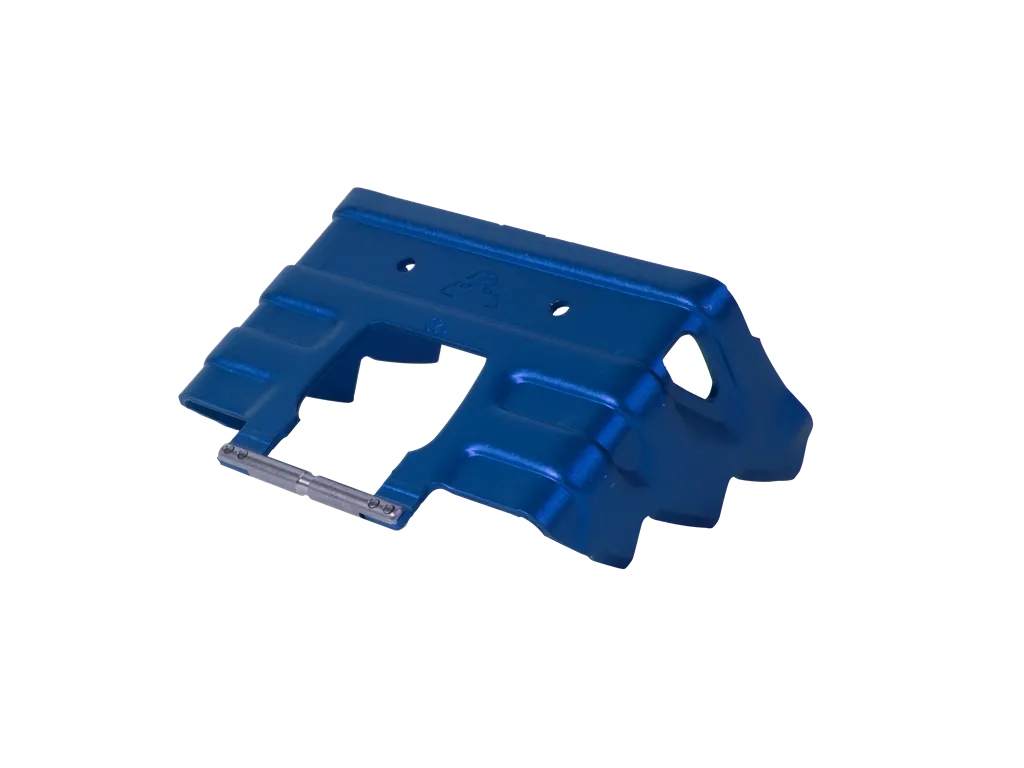 Couteaux bleus Dynafit avec dents et une goupille en métal pour la randonnée à ski.