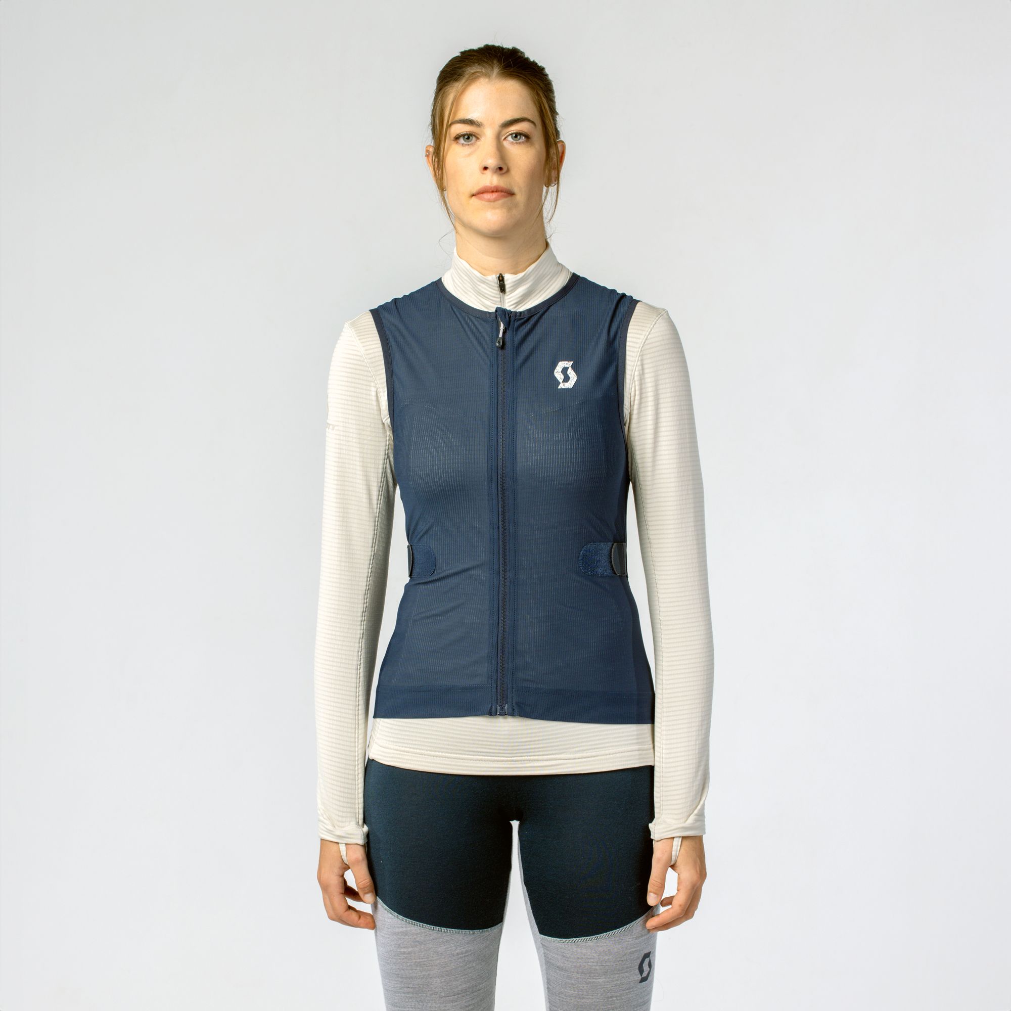 Damen Scott Airflow Weste Frau mit Scott Airflow Weste in Schwarz/Weiß, Frontansicht, Reißverschluss und Logo sichtbar.