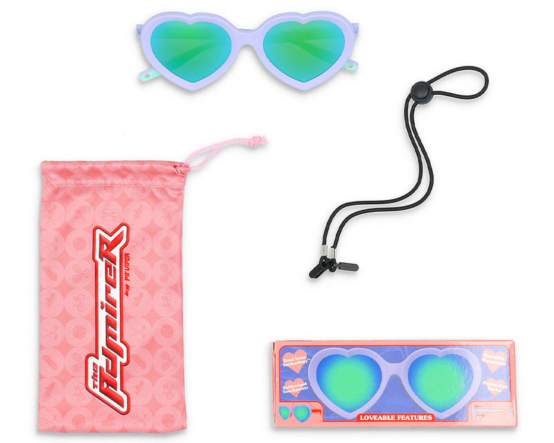 Occhiali da sole "The Admirer" a forma di cuore in viola con lenti verdi a specchio, accessori e astuccio rosa.