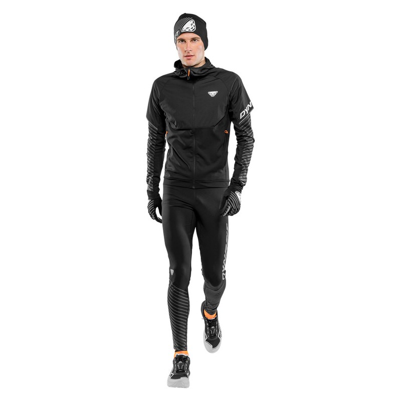 Läufer in Dynafit Reflective JKT, Tights, Mütze und Handschuhen. Schwarz mit reflektierenden Streifen.