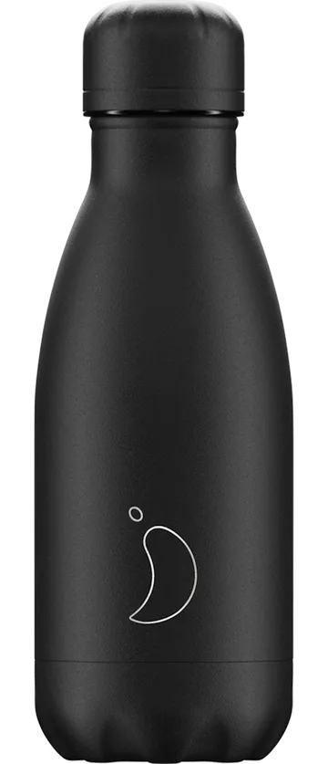 Schwarze Chillys Trinkflasche (260ml) mit silbernem Logo. Die Flasche hat eine abgerundete Form und einen schwarzen Deckel.