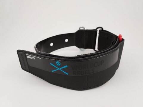 Head Raptor Servo Velcro Strap noir avec une tête de mort bleue et des skis croisés sur fond blanc.
