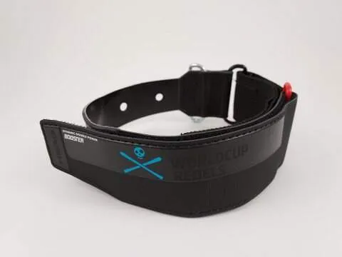 Schwarzer Head Raptor Servo Velcro Strap mit blauem Totenkopf und gekreuzten Skiern auf weißem Hintergrund.