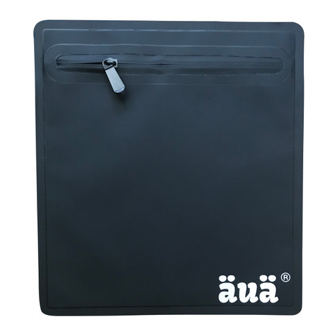 Mini sac noir en tarpaulin avec fermeture éclair en haut et logo blanc en bas à droite.