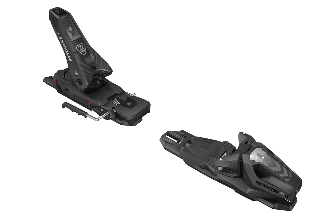 Schwarze Tyrolia Protector PR 13 GW Ski-Bindung, seitliche Ansicht. Geöffnet auf weißem Hintergrund.
