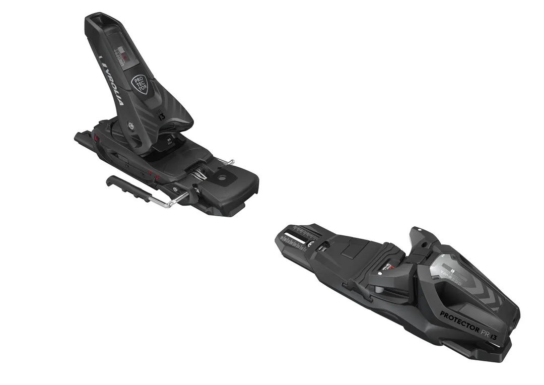 Schwarze Tyrolia Protector PR 13 GW Ski-Bindung, seitliche Ansicht. Geöffnet auf weißem Hintergrund.